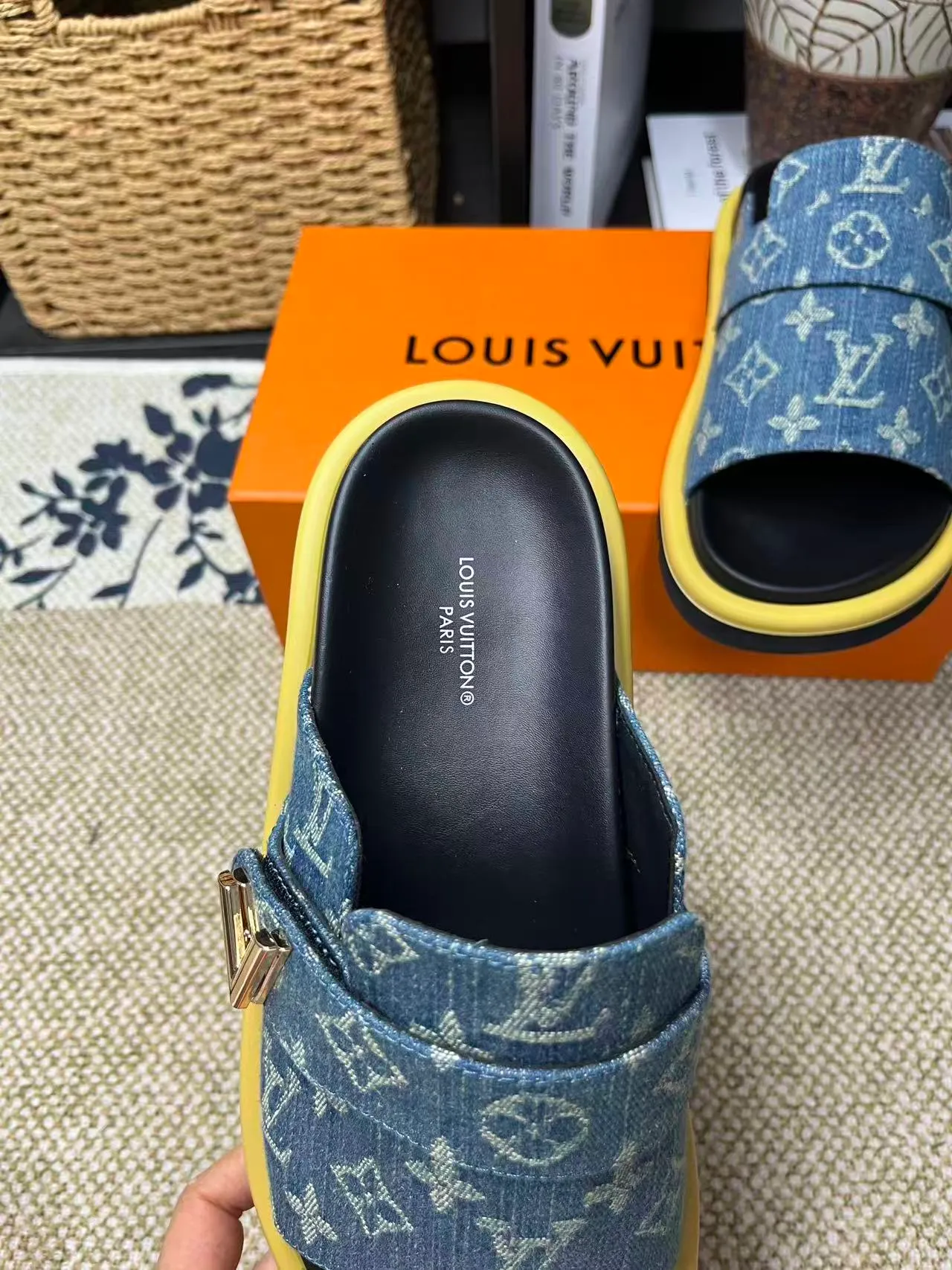 P340 [New Style] [LOUIS VUITTON] Louis Vuitton, LV printing, men's and women's slippers are now on the market, packed in drawer boxes with cloth bags and cards, the upper pattern looks very soft and waxy, and is a super versatile leg slimming tool. Fabric: imported denim/canvas/old fabric, LV hardware LOGO, official website pattern printing, comfortable to wear, feet: high-elastic PU water table. Sole: foam sole, heel height: about 5cm. Code number: 35-46, 35, 45, 46 are custom-made and non-returnable. Color: multiple colors and styles available.